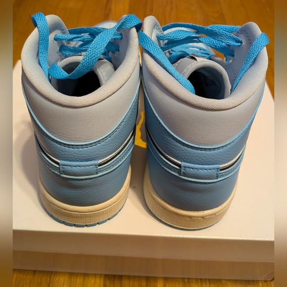 Women's Nike Air Jordan 1 Mid SE Ice Blue Size 8.5 - Picture 4 of 6